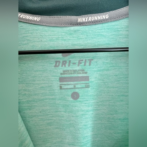 Nike Runners Pull Over - Picture 4 of 4